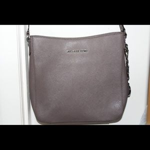 MICHAEL KORS Lrg Saffiano Messenger Bag GreySilver